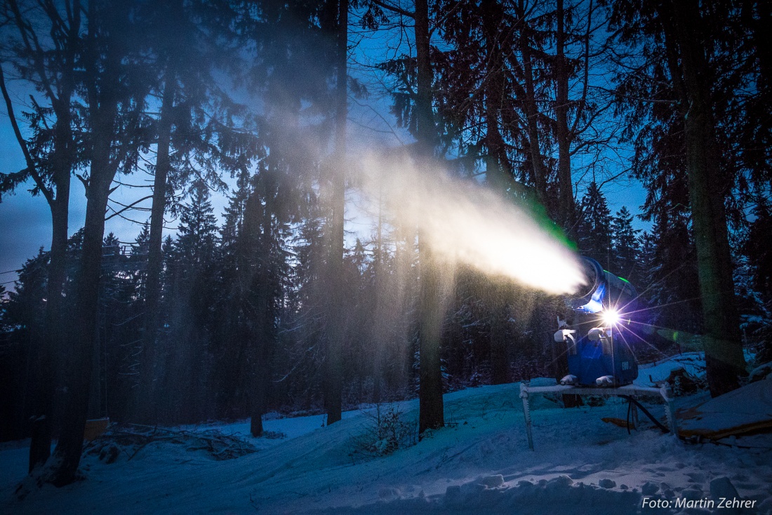 Foto: Martin Zehrer - Feierabend auf dem Ochsenkopf... aber nicht für die Schneekanonen. Gesehen am 6. Februar 2018! 