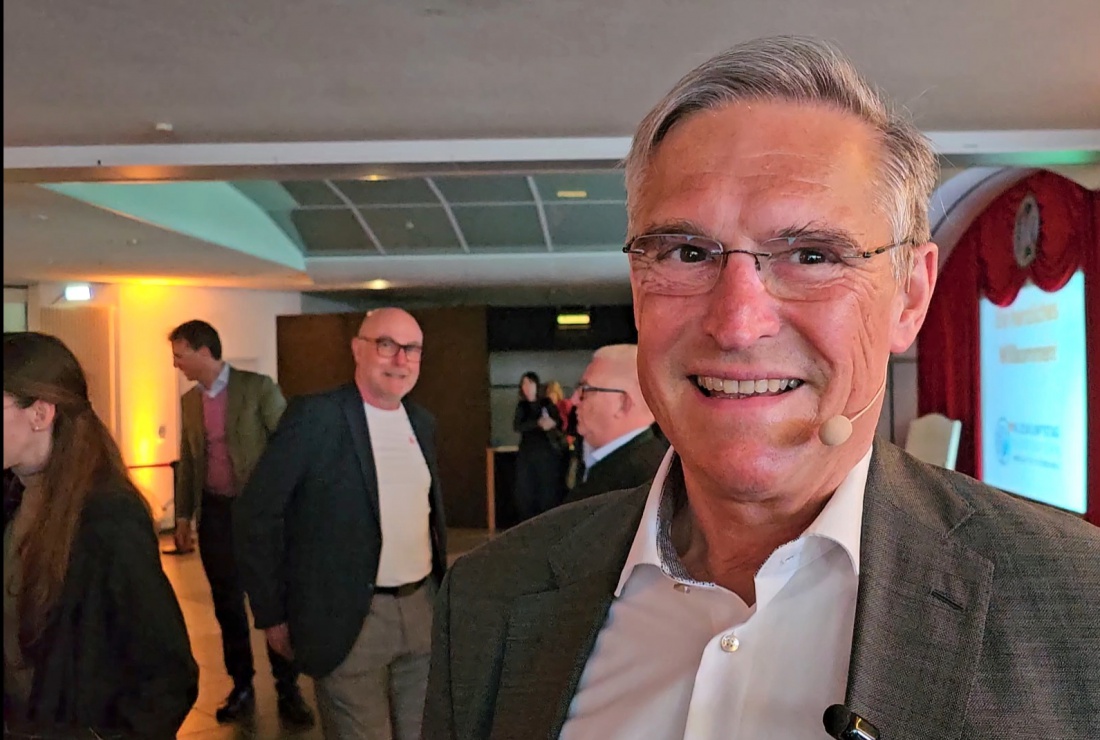 Dr. Michael Hohl: Impulsgeber und Moderator des KI-Zukunftstags

Mit großer Expertise und klarem Fokus auf praxisnahe Mehrwerte führte Dr. Michael Hohl durch den KI-Zukunftstag in Bayreuth. Als Moderator leitete er souverän durch das Programm und sorgte für einen strukturierten, inhaltlich starken Ablauf der Veranstaltung.

Gleichzeitig war Dr. Hohl nicht nur Gastgeber auf der Bühne, sondern auch maßgeblich für die Organisation des Zukunftstags verantwortlich. Mit seinem Engagement und seiner klaren Vision gelang es ihm, ein Event zu gestalten, das auf große Resonanz stieß - die Veranstaltung war vollständig ausverkauft.

Bereits in der Eröffnung machte er deutlich, worauf es ihm besonders ankommt: Wertschöpfung durch den gezielten Einsatz von KI. Statt abstrakter Diskussionen stand für ihn der praktische Nutzen für Unternehmen im V o r d e r grund - ein roter Faden, der sich durch die gesamte Veranstaltung zog.

Durch seine gezielte Moderation, präzise Fragestellungen und den Fokus auf umsetzbare Inhalte stellte Dr. Hohl sicher, dass die Teilnehmenden nicht nur informiert, sondern vor allem inspiriert und mit konkreten Impulsen für die eigene Praxis nach Hause gingen.

Der KI-Zukunftstag in Bayreuth trägt damit klar seine Handschrift: praxisorientiert, relevant und mit einem deutlichen Fokus auf nachhaltige Wertschöpfung.