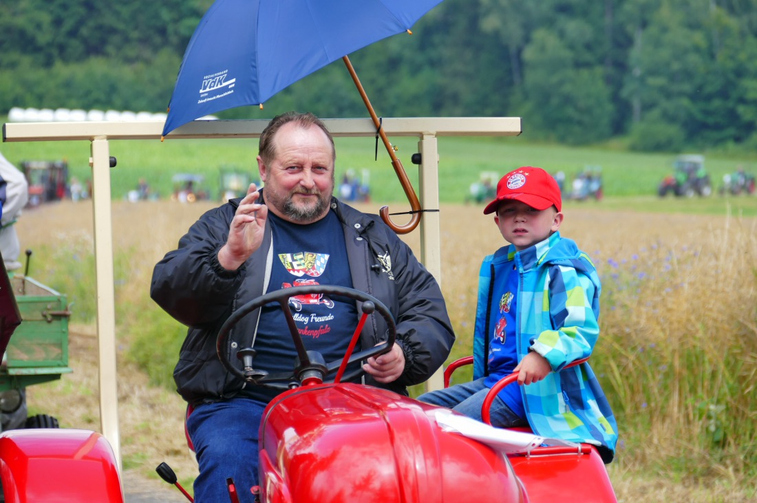 Foto: Martin Zehrer - Traktortreffen 2016 in Oberwappenöst<br />
Trotz Regen am Vormittag kamen an diesem Sonntag ca. 120 Oldtimer-Bulldogs und unzählige Besucher. Zum Mittag hin klarte das Wetter  