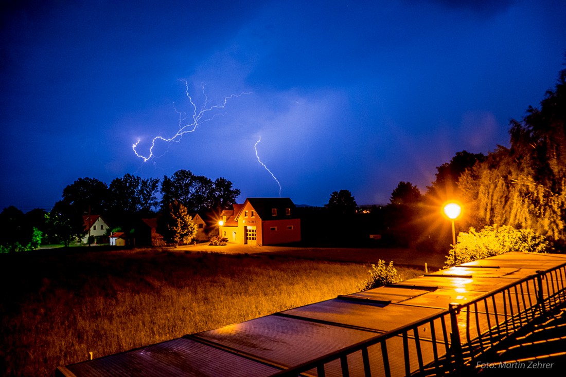 Foto: Martin Zehrer - Ein Blitz kam runter, der andere kratzte die Kurve. Blitze übern Zinster Feuerwehrhaus. Interessant war, dass bei diesem Gewitter viele Blitze sehr oft an der selben Stel 