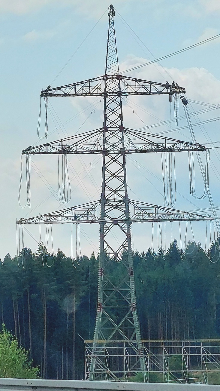 Foto: Martin Zehrer - Strommast, steht für den Anschluß bereit! 
