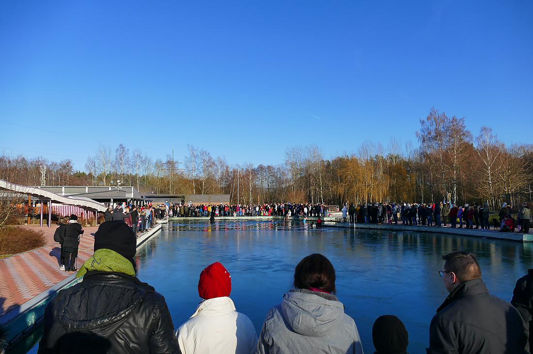 Foto: Martin Zehrer - Neujahrs-Schwimmen im immenreuther Freibad... Sehr gut besucht! 