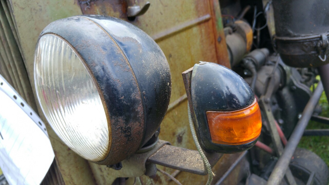 Foto: Martin Zehrer - Blinker und Licht an einem Schlüter-Oldtimer-Schlepper, gesehen in Oberwappenöst 