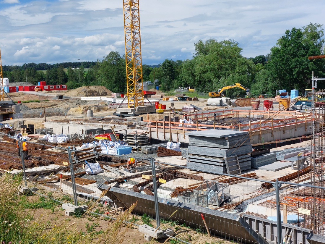 Foto: Martin Zehrer - Auf der Realschul-Baustelle in Kemnath gehts richtig voran.<br />
Riesige Kräne, Bagger, viele fleißige Menschen verrichten hier ihre Arbeit.<br />
 