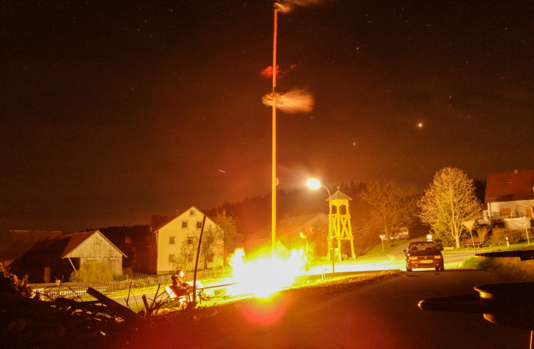 Foto: Martin Zehrer - Maibaum-Feuer bei Nacht in Godas... Hinterm Fotografen steht das Zelt... Im Zelt wird um jeden Cent Gekartet ;-) 
