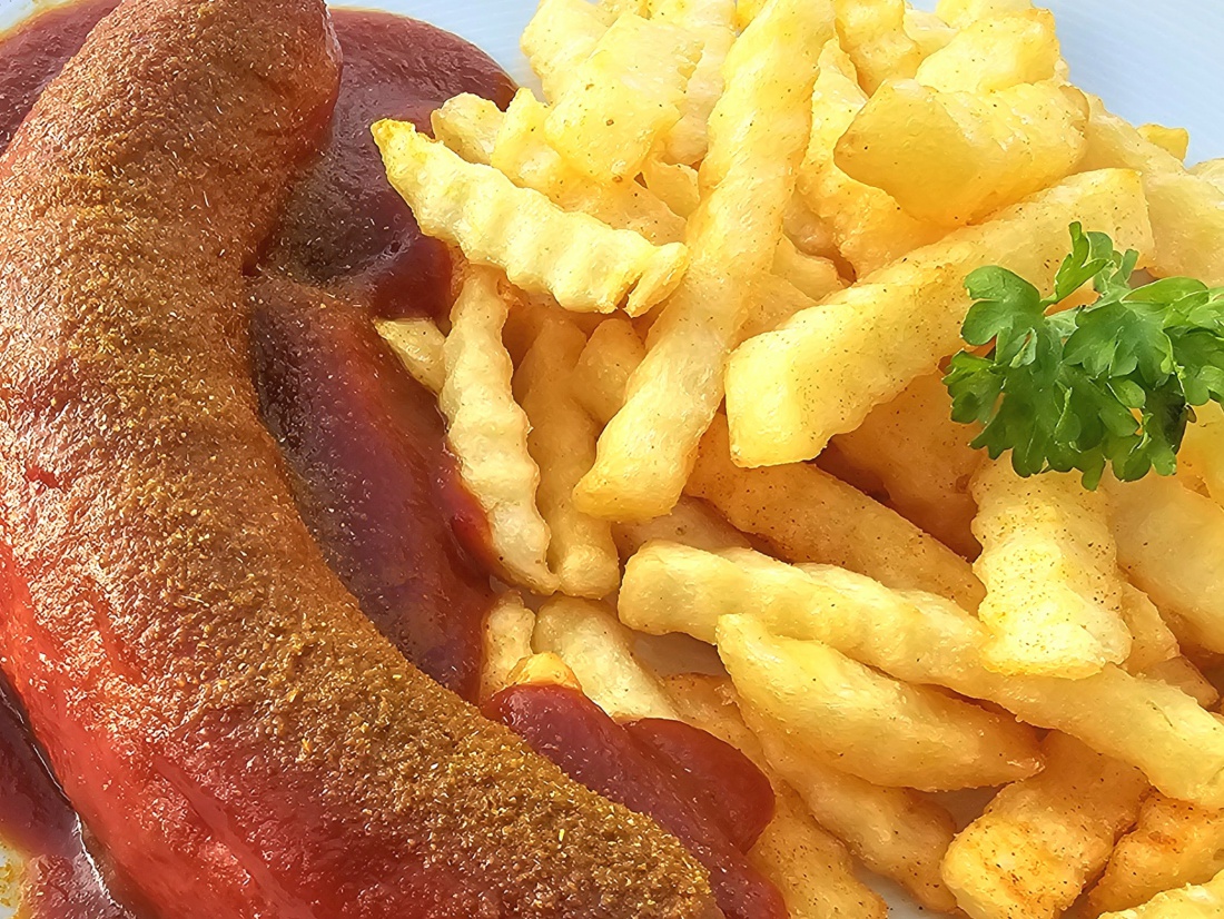 Sehr leckere Currywurst mit Pommes, auf der Kulmterrasse am Rauhen Kulm.
