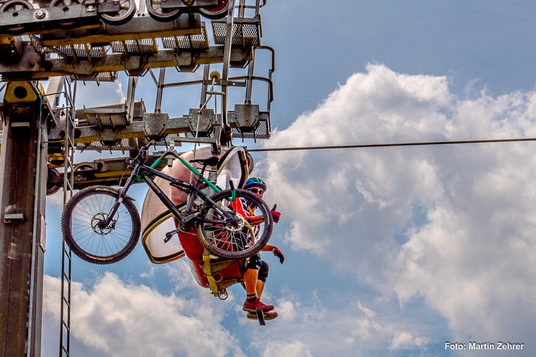 Foto: Martin Zehrer - Daumen hoch... Mit dem MTB bequem zum Gipfel des Ochsenkopfes. Halteeinrichtungen an der Sesselbahn machens möglich. 