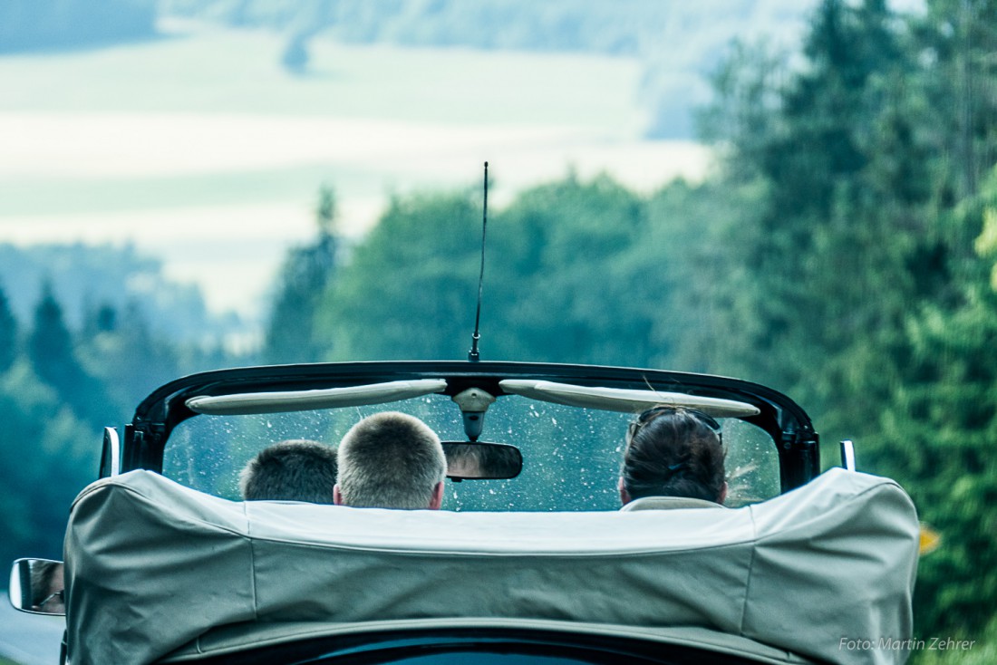 Foto: Martin Zehrer - Unterwegs mit einem Schmuckstück. Gesehen wurden diese "oben ohne" Fahrer zwischen Erbendorf und Waldeck. Wie gerne würde man(n) selbst mit diesem Käfer Cabriolet bei ein 