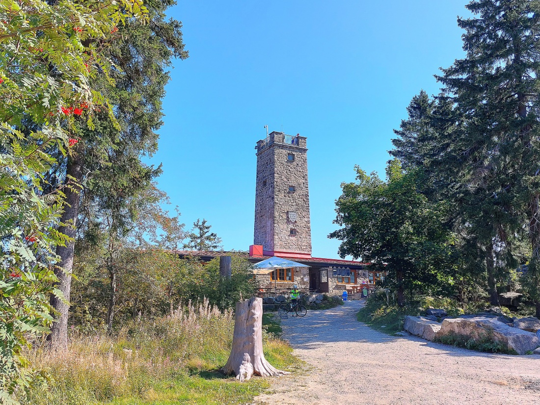 Foto: Martin Zehrer - Angekommen!!!<br />
Nach der Ersteigung des zweithöchsten Berges im Fichtelgebirge,  findet man oben, auf dem Ochsenkopf-Gipfel, den Asenturm.<br />
Auch gibt es hier in der Gastst 