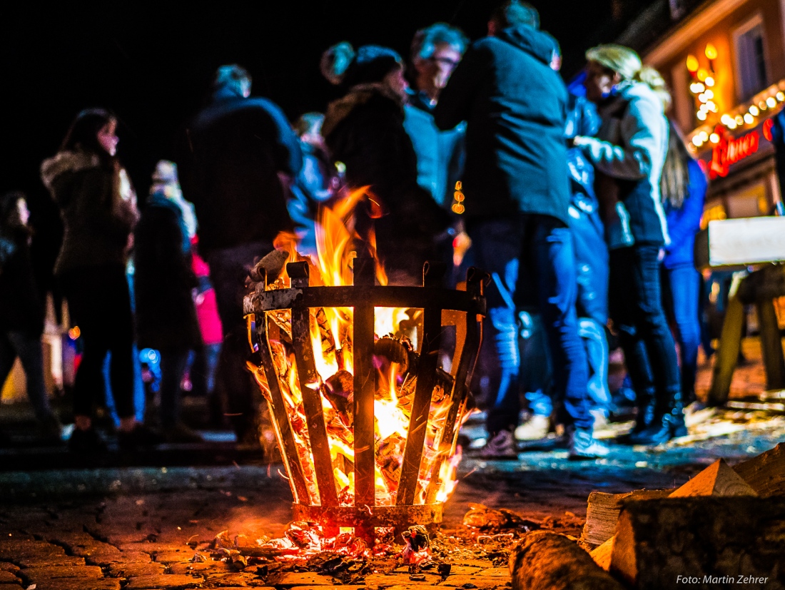 Foto: Martin Zehrer - Candlelight-Shopping in Kemnath am 7. Dezember 2018. Der gesamte historische Stadtplatz wurde in Meer aus bunten Lichtern, unzähligen Marktständen und tausenden Besuchern 