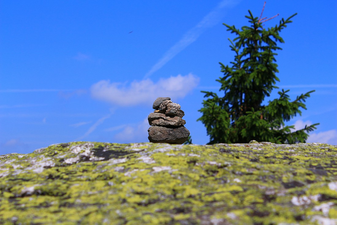 Foto: Martin Zehrer - Gestapelte Steine im Gleichgewicht... <br />
<br />
Dieser Steinhaufen steht in aller Ruhe auf dem Ochsenkopf. Wer ihn sehen möchte, kann mit der Seilbahn hochfahren oder den Gipfe 