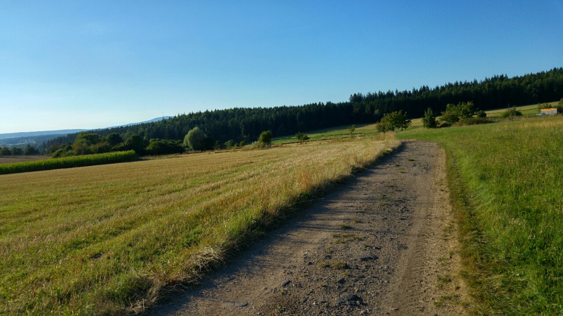 Foto: Martin Zehrer - Mit dem E-Bike ins Blaue. Abgebogen bei Ebnath in einen Feldweg stand ich kurz darauf oben auf der Platte über Ebnath und hatte eine wunderschöne Aussicht bei top Wetter. 