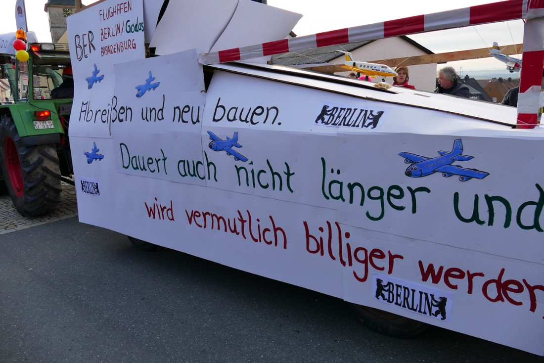 Foto: Martin Zehrer - Flughafen Berlin<br />
<br />
44. Faschingszug durch Waldeck am 7. Februar 2016!<br />
<br />
Tanzen, lachen und Gaudi machen ;-)<br />
<br />
Viele Gaudiwagen und unzählige Besucher trafen in Waldeck 