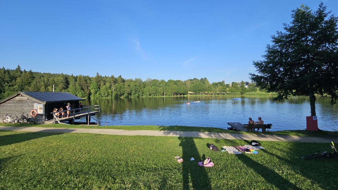 Lange Schatten...

Herrlicher Nachmittag am Nagler Badesee.
Die Wassertemperatur wurde mit ca. 26 Grad angegeben.
Die Außentemperatur lag an diesem 24. Juni 2026, wie die Tage zuvor schon, wieder bei über 30 Grad.