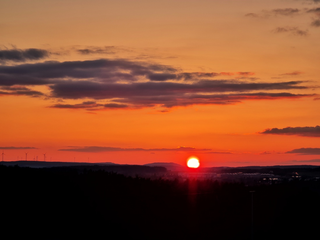 Foto: Jennifer Müller - Glutroter Sonnenuntergang über den Siemens- und Hegele-Gebäuden. Traumhaft schön anzuschaun! 