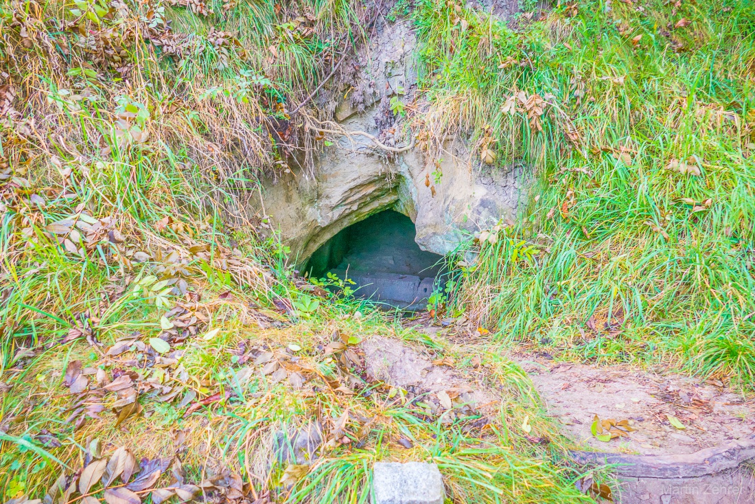 Foto: Martin Zehrer - Der Eingang zu einer Höhle am Fuße des Schlossbergs bei Waldeck. 