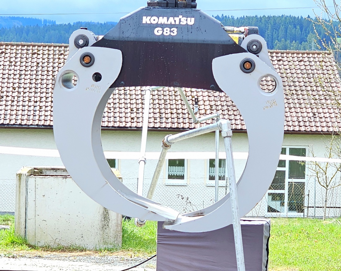 Der heisse Draht - In der Mitte ein Rohr, an dem die Besucher mit der Holzrücke-Zange entlangfahren konnten. Bei Kontakt gabs ein Signal und somit einen Fehler.

30 Jahre HOWA Land- und Forsttechnik

Am 18. und 19. April 2026 feierte HOWA Land- und Forsttechnik sein 30-jähriges Firmenjubiläum auf dem Firmengelände in Neusorg - und das mit großem Erfolg. Zahlreiche Kunden, Partner und Interessierte nutzten die Gelegenheit, um gemeinsam dieses besondere Ereignis zu feiern. Die Veranstaltung war an beiden Tagen sehr gut besucht, und besonders erfreulich war, dass auch viele Familien vor Ort waren und das Fest gemeinsam genossen.

Im Mittelpunkt stand die große Land- und Forstmaschinenausstellung mit namhaften Herstellern wie Fendt, Komatsu und weiteren. Ein besonderes Highlight waren die Live-Vorführungen der maschinellen Holzernte mit modernen Komatsu-Maschinen, darunter der Harvester 931 XC und der Forwarder 855, die eindrucksvoll ihr Können unter Beweis stellten.

Der Samstag bot neben der Ausstellung auch eine stimmungsvolle Abendveranstaltung mit Live-Musik. Bei der HOWA Party wurde bis in die Nacht hinein gefeiert und das Jubiläum gebührend gewürdigt.

Am Sonntag startete der Tag mit einem offiziellen Teil und Grußworten, gefolgt von einem zünftigen Weißwurstfrühstück mit Blasmusik. Für beste Unterhaltung sorgten am Nachmittag die Heusterz Musikanten. Während des gesamten Wochenendes wurde den Besuchern ein buntes Rahmenprogramm geboten - von Kinderattraktionen wie Hüpfburg und Kinderschminken bis hin zu kulinarischer Verpflegung und Getränken.

Das 30-jährige Jubiläum war ein voller Erfolg und ein gelungenes Fest für Jung und Alt.