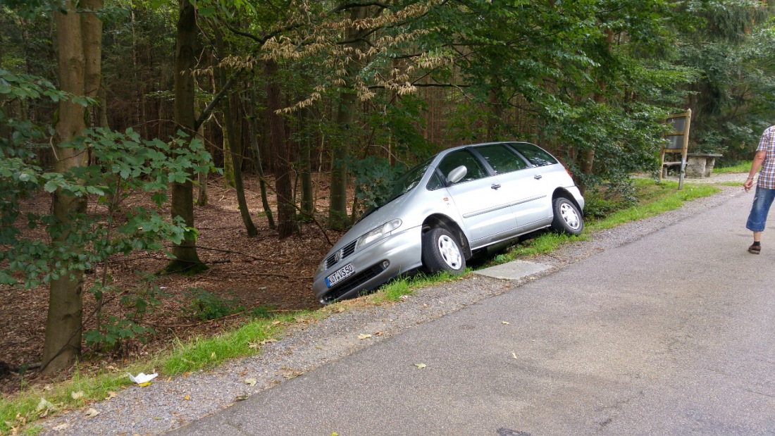 Foto: Martin Zehrer - Missgeschick im bayrischen Wald. Der Fahrer hatte keine Handbremse angezogen und keinen Gang eingelegt. Als der Fahrer und seine Beifahrerin ausstiegen um sich mit andere 