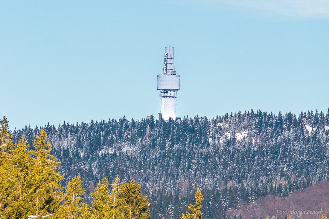 Foto: Martin Zehrer - Der Schneeberg im Fichtelgebirge, einst ein Militär-Horchposten, jetzt steht er da und wartet auf Besucher.  