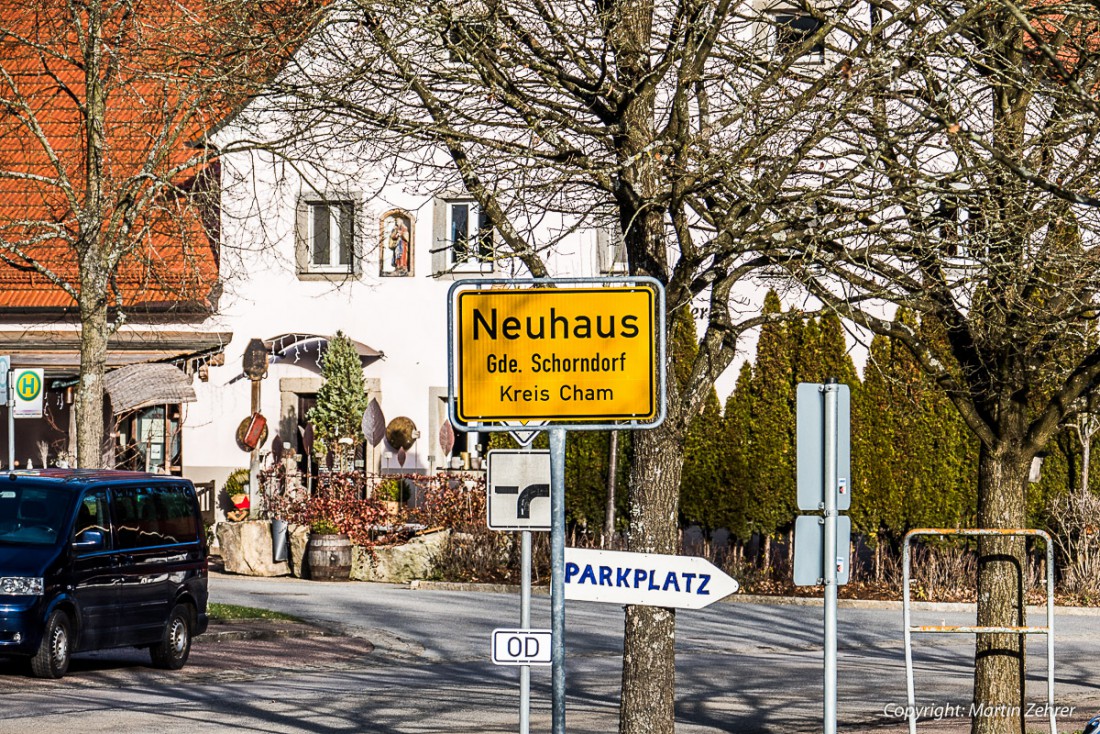 Foto: Martin Zehrer - Links vom Ortsschild ist der Eingang in die Pizzeria Al-Castello. Dort gibt es auch Pizzen mit 50cm Durchmesser !!! 