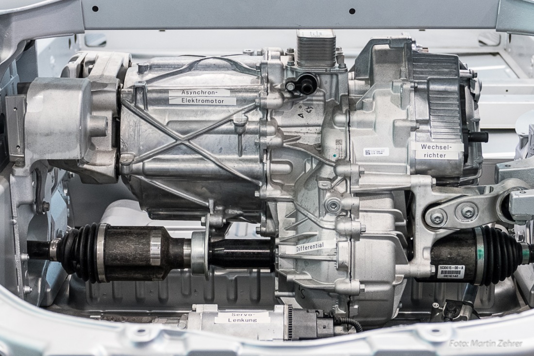 Foto: Martin Zehrer - Technik: TESLA-Elektrofahrzeug detailliert <br />
<br />
Hier die Antriebseinheit der Vorderachse. Links ist der E-Motor zu erkennen, der die Größe einer Melone besitzt. Unglaublic 