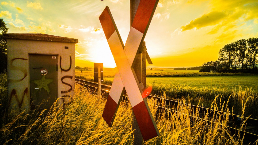 Foto: Martin Zehrer - Andreaskreuz im Sonnenuntergang an einem Bahnübergang irgendwo in der Landschaft ;-) 