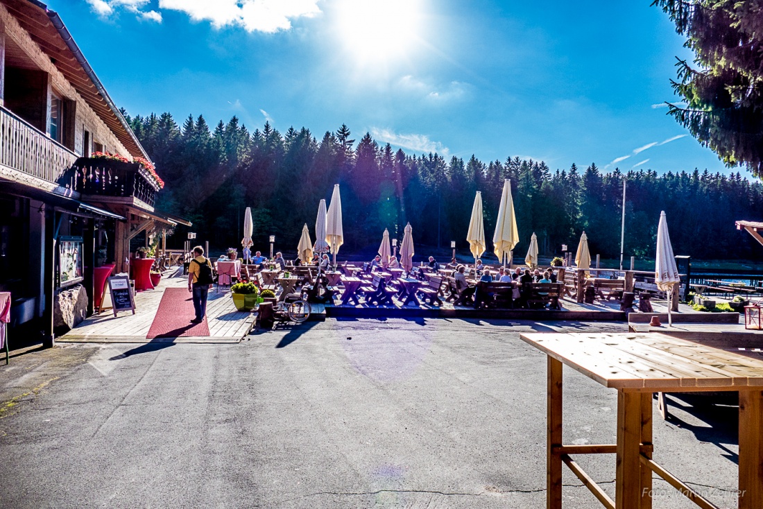 Foto: Martin Zehrer - Perfektes Wetter: Einfach mal außen hinsetzen und in den Fichtelsee gucken...  