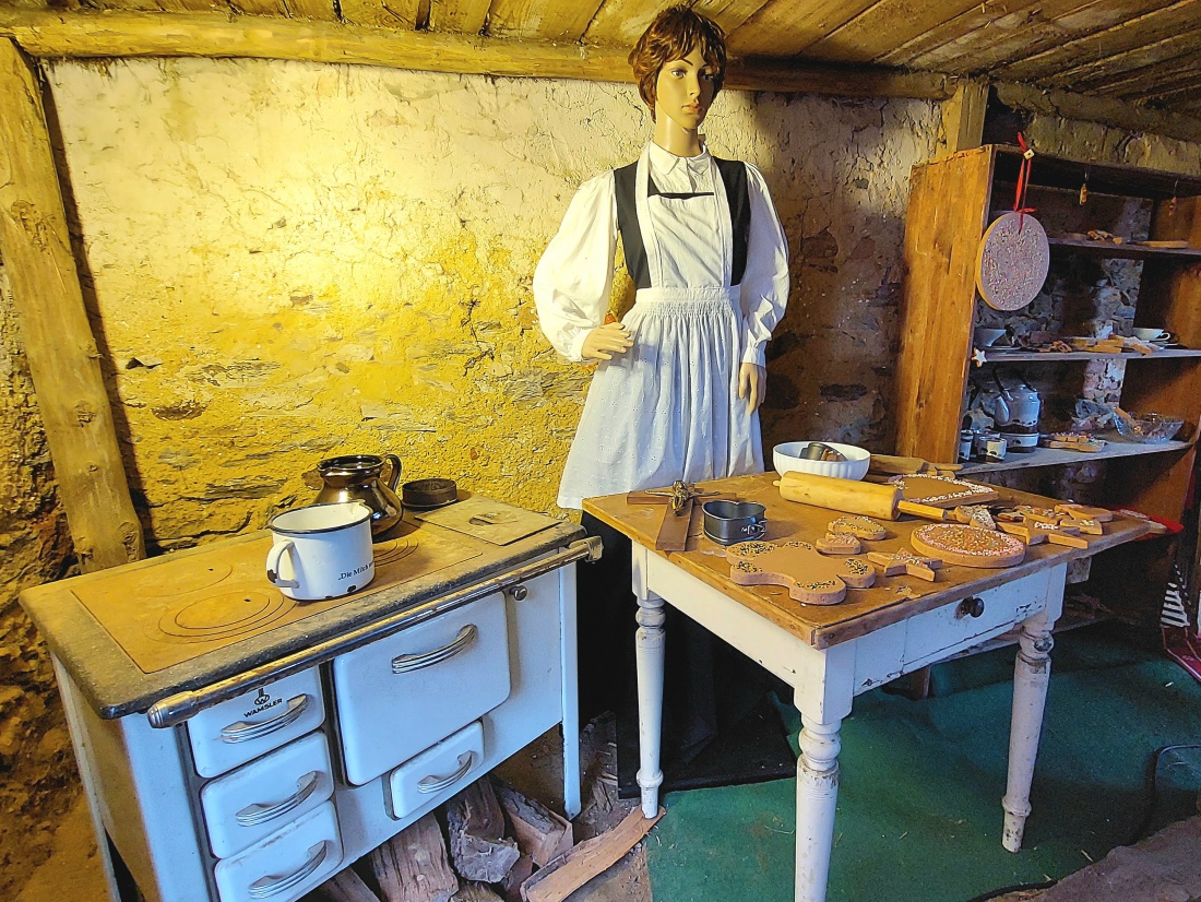 Foto: Martin Zehrer - Aussgestellt auf dem Bad Neualbenreuther Weihnachtsmarkt:<br />
Eine Küche, mit Holz-Herd und anderen Erinnerungs-Stücken von früher.  