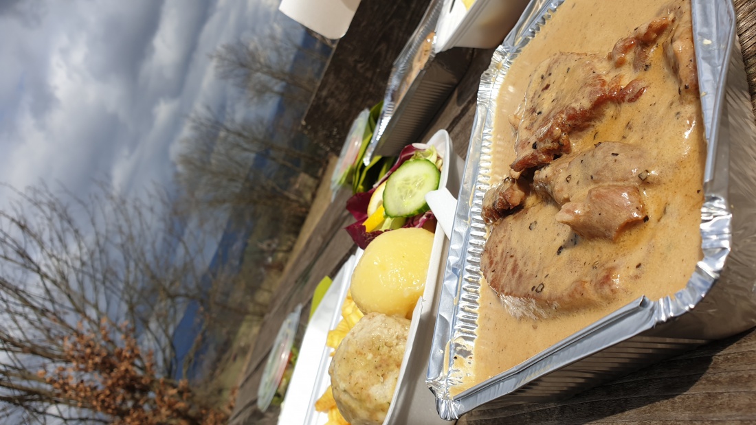 Foto: Martin Zehrer - Leckeres Pfefferrahmsteak to go, geholt vom Mesnerhaus auf dem Armesberg...<br />
<br />
Unfassbar viel zum genießen... ;-) 