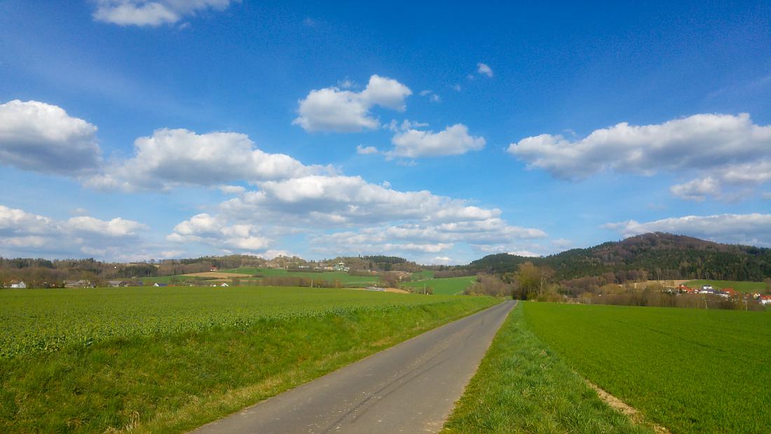 Foto: Martin Zehrer - Einzel-Person-Wanderung...<br />
<br />
Geniale Natur, blauer Himmel mit Wolken-Dekor und strahlender Sonnenschein...<br />
<br />
Vergiss nicht: Das Leben ist schön!!!<br />
<br />
10. April 2020 
