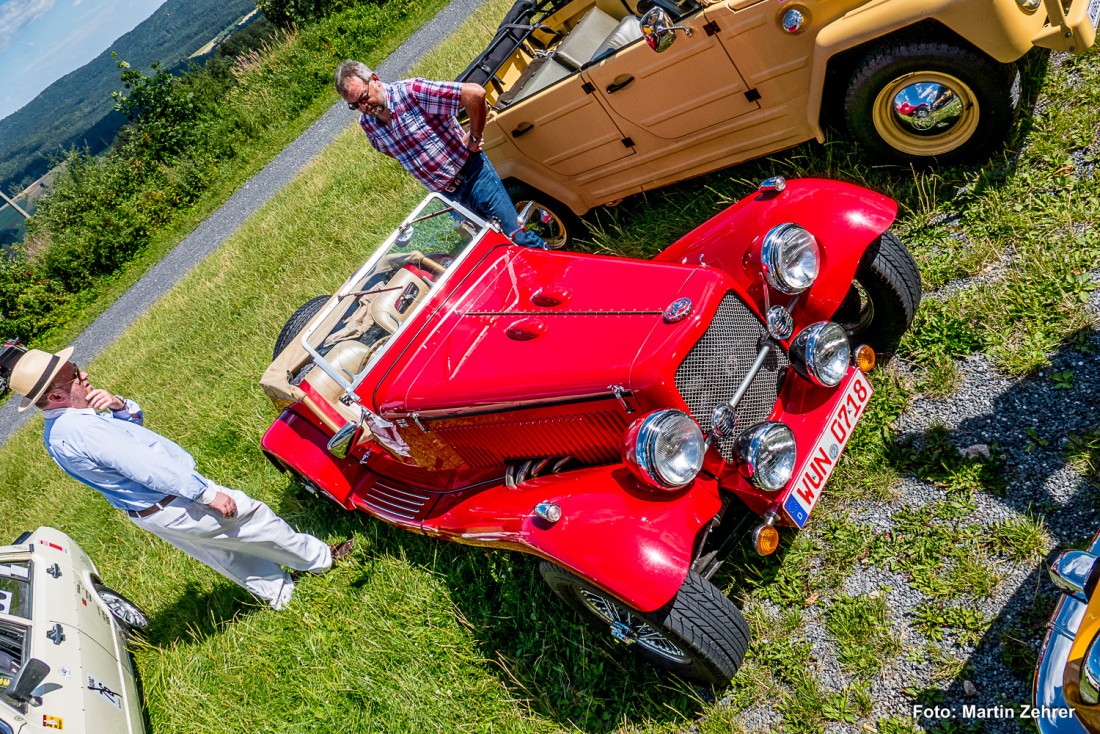 Foto: Martin Zehrer - Ein Kitcar mit Rover-V8-Motor. Man unterhält sich darüber. Rechts der Besitzer und links ein Besucher des Armesbergs, der aus Zufall die Oldtimer Richtung Armesberg fahre 