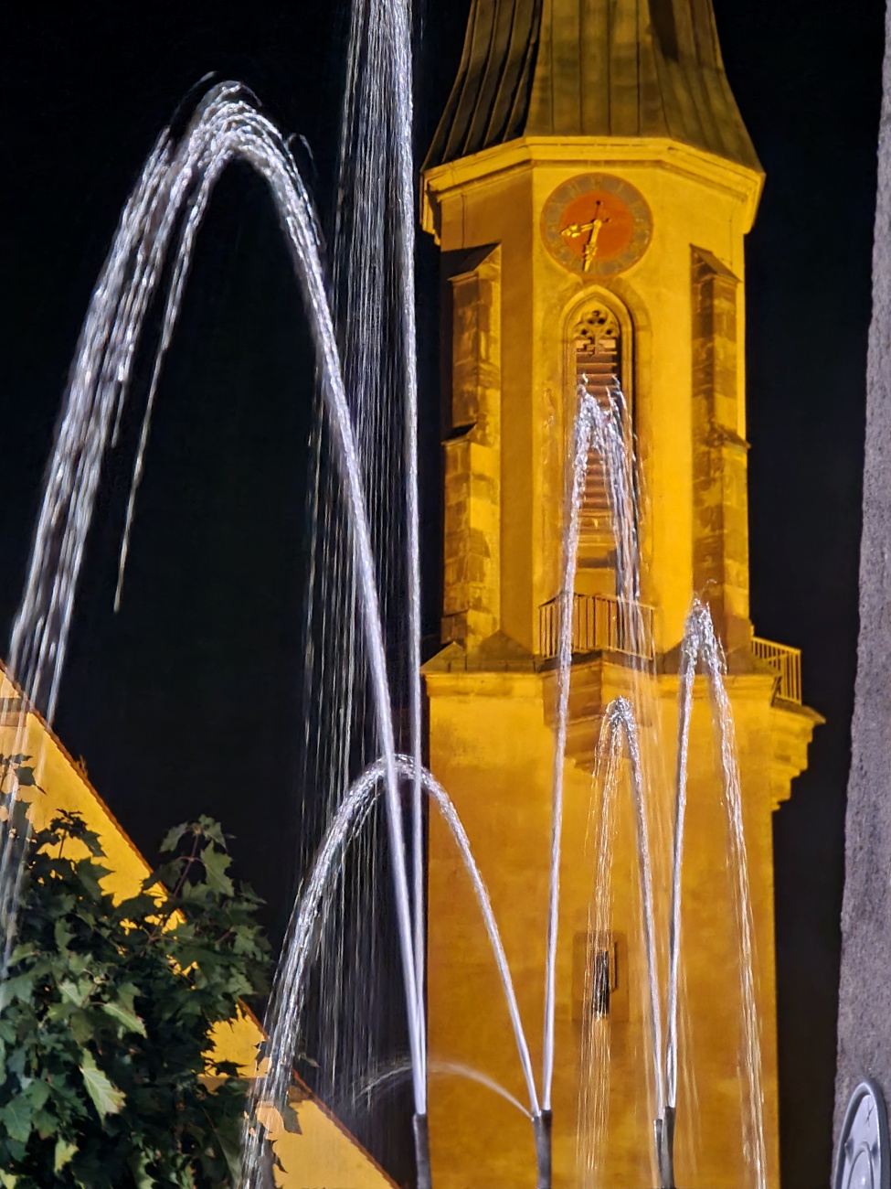 Foto: Jennifer Müller - Nächtliches Wasserspiel vorm kemnather Kirchturm.  