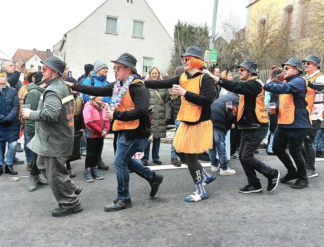 Der Fasching in Pressath 2026 begeisterte mit kreativen Kostümen und außergewöhnlichen Motto-Gruppen.

Auffällige Alien-Verkleidungen, fantasievolle Wagen und humorvolle Darstellungen sorgten für viele Lacher am Straßenrand.
Der Faschingsverein Pressath und zahlreiche Teilnehmer brachten mit Musik und Showeinlagen beste Stimmung ins Zentrum der Stadt.
Tausende Besucher feierten gemeinsam ein farbenfrohes und lebendiges Spektakel.

Der Fasching 2026 bleibt als fröhliches, ideenreiches und bestens besuchtes Fest in Pressath in Erinnerung.