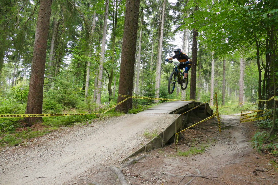 Foto: Martin Zehrer - Den Ochsenkopf hinunter rasen ;-)<br />
<br />
Heute ist Training und Startplatz-Rausfahren für morgen. Dieser Lauf zählt zur Enduro one Serie und wird auf der Downhillstrecke am O 