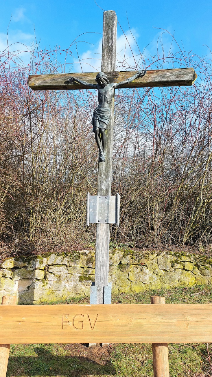 Das Kreuz mit dem Herrgott. 

Am 24. Februar 2026 war das Wetter sehr frühlingshaft.
Die Temperatur lag so ca. bei +14 Grad, die Vögel pfiffen um die Wette und es lag der Duft von frisch aufgetauter Erde in der Luft.
Die Wolken wetteiferten mit der Sonne um die Vorherrschaft. 