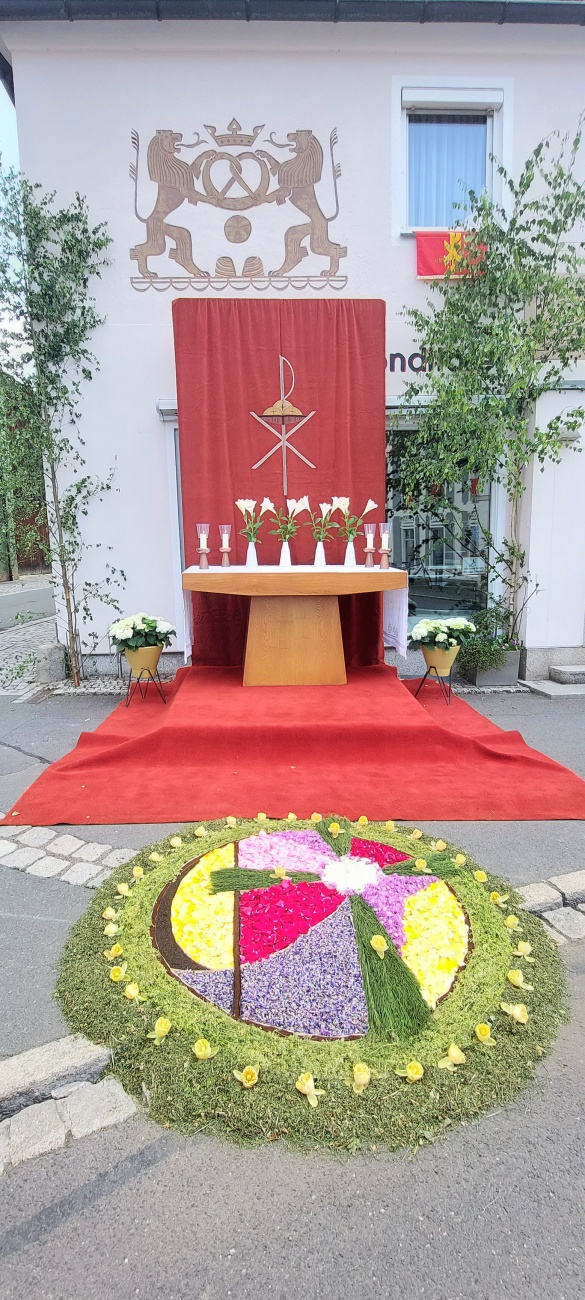 Foto: Martin Zehrer - Fronleichnam in Kemnath... dieser schöne Altar stand am Bayer-Haus, ehemalig Bäckerei Bayer...<br />
<br />
Der wunderschön gestaltete Altar am Gsellnhaus in Kemnath.<br />
<br />
Fronleichn 