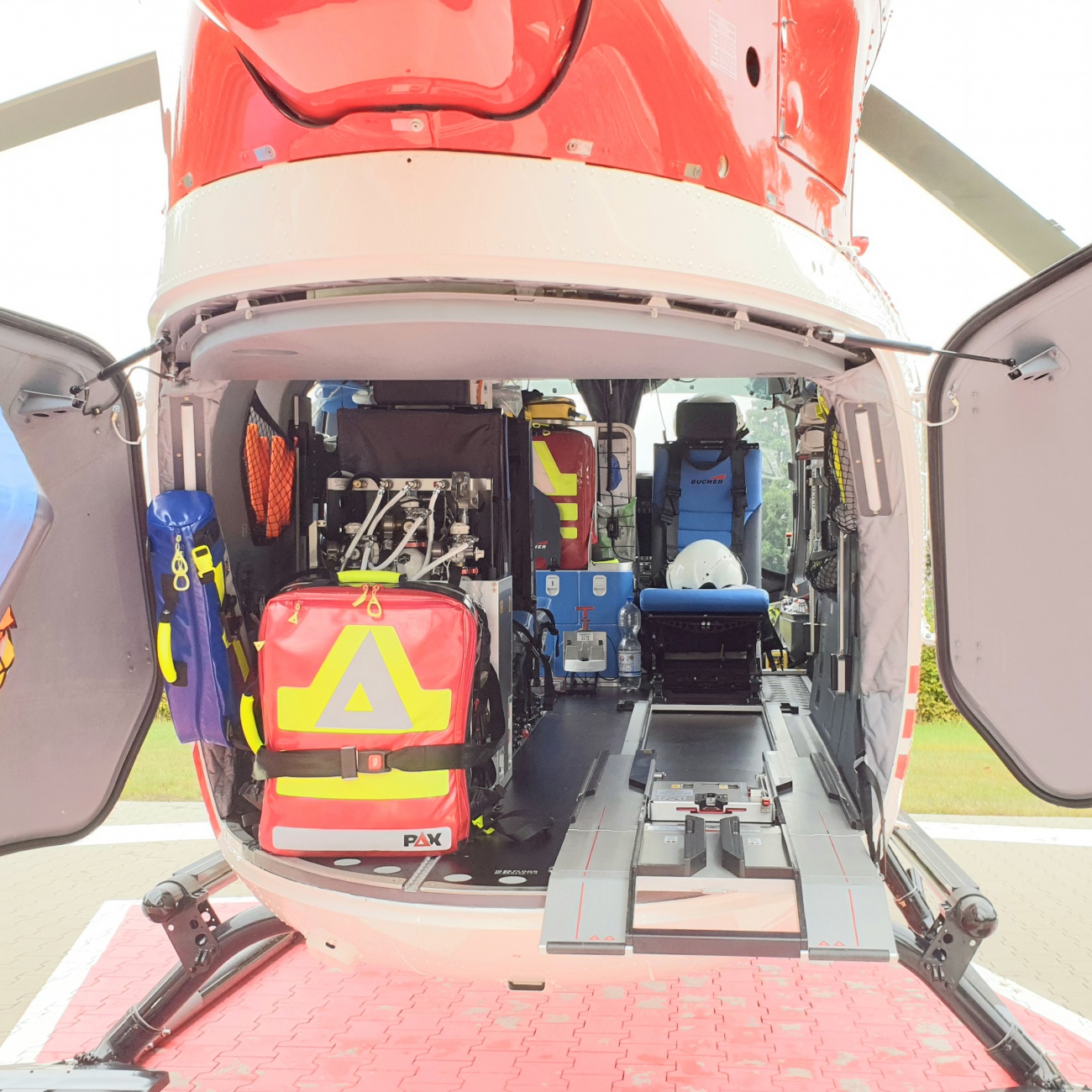 Foto: Martin Zehrer - Rettungshubschrauber in Kemnath gelandet...<br />
Dieser relativ neue Rettungshubschrauber hat mehr Platz für den Patienten-Transport als sein Vorgänger.<br />
<br />
Bilder mit freundl 