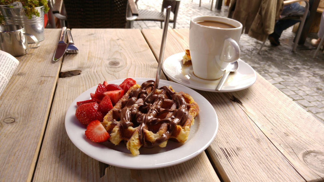 Foto: Martin Zehrer - Frühstück am Samstag in Weiden in der Waffelerie Edelweiss...<br />
<br />
Café schlürfen und den Menschen in der Fußgängerzone zugucken... So traf ich auch auf den unnormalen Herb 