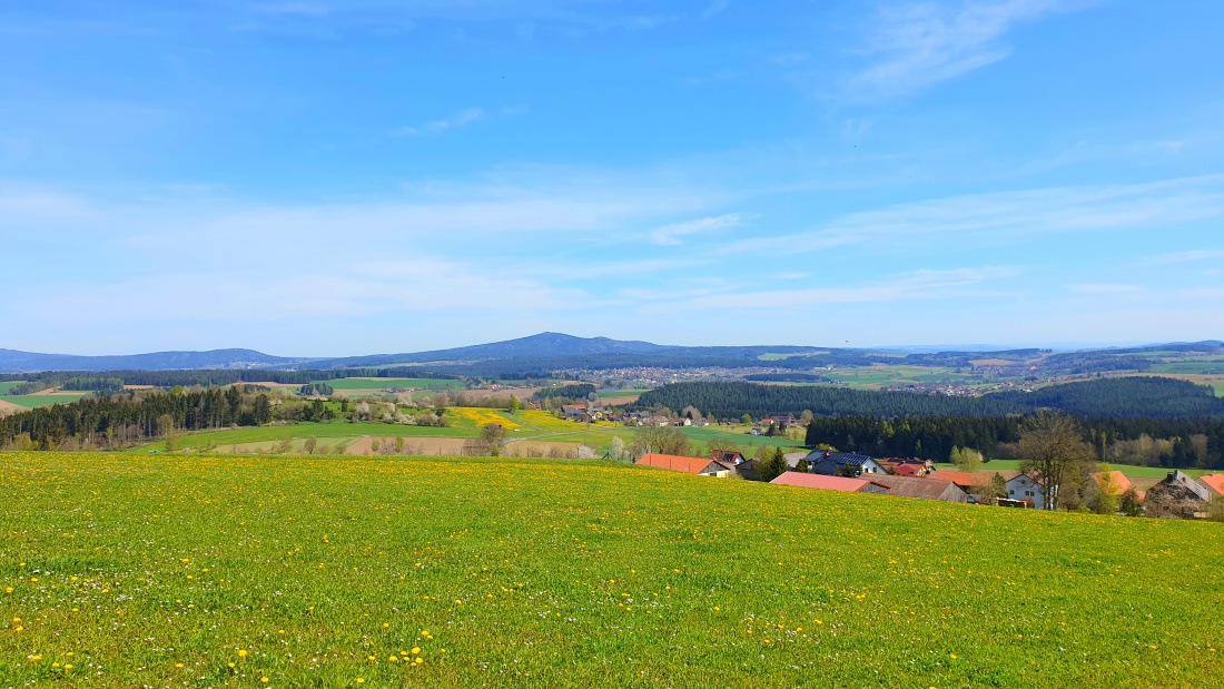 Foto: Martin Zehrer - Perfektes Motorrad-Wetter ;-)<br />
<br />
Die Aussicht vom Armesberg in Richtung Kösseine.<br />
<br />
Das Wetter war an diesem Montag, 10. Mai 2021, absolut sommerlich.<br />
<br />
Die Temperature 