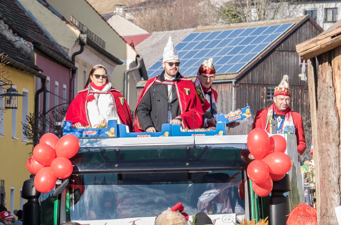 Faschingszug durch Waldeck 2026 - WCV Helau!!!

Am 15. Februar 2026 war es wieder soweit. Tausende Besucher jubelten den Narren zu, das Wetter wurde wie bestellt, wunderschön. Die Sonne strahlte und alle Menschen waren voller Faschings-Laune. WCV Helau!!!!

