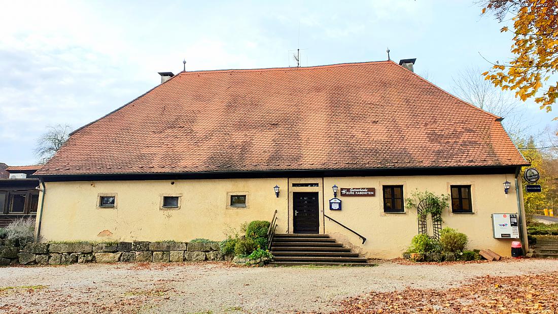 Foto: Martin Zehrer - Guts-Schänke der Burg Rabenstein. Leider geschlossen, da der Monat November in 2020 wegen der hohen Covid-Infektionszahlen im Lockdown verweilt.<br />
2. November 2020  