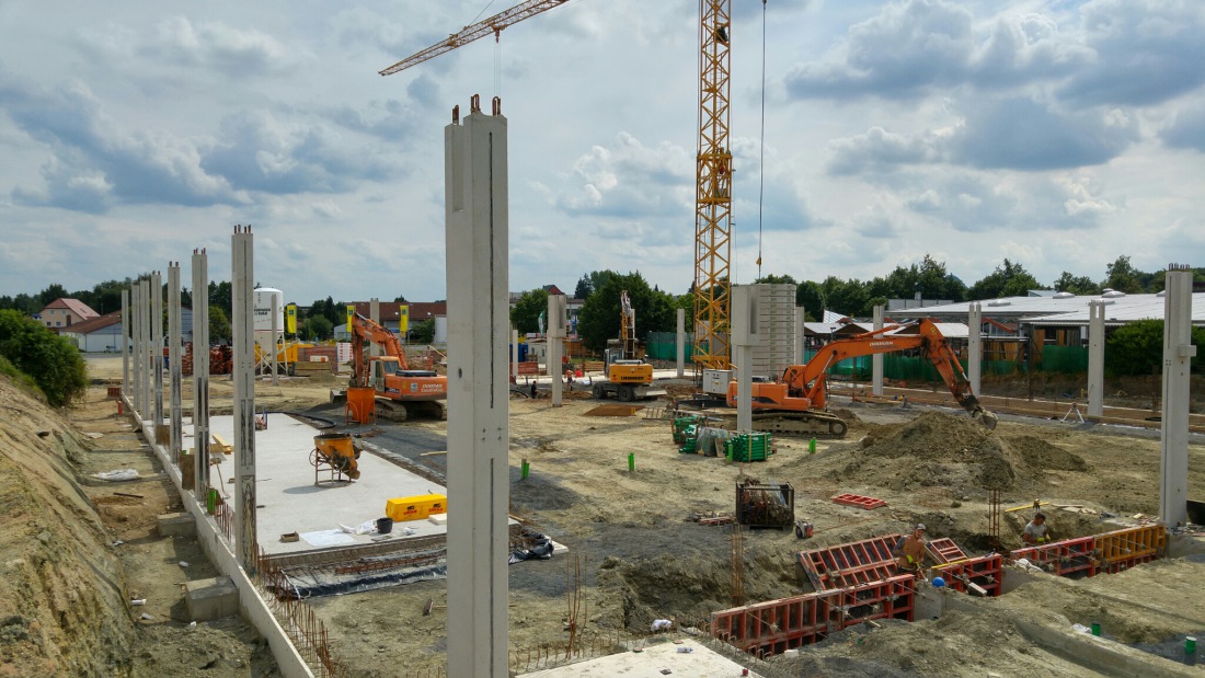 Foto: Martin Zehrer - Ehemaliges Top-Kauf Gelände in Kemnath...<br />
<br />
Auf der Baustelle stehen die ersten Beton-Pfeiler des zukünftigen Einkaufmarktes 