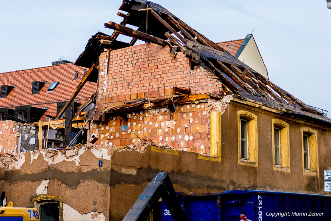 Foto: Martin Zehrer - Abbruch der alten Reinigung in Kemnath. Das Gebäude auf dem ehemaligen Dietl-Anwesen gehört bald der Geschichte an. 11. Dezember 2015 