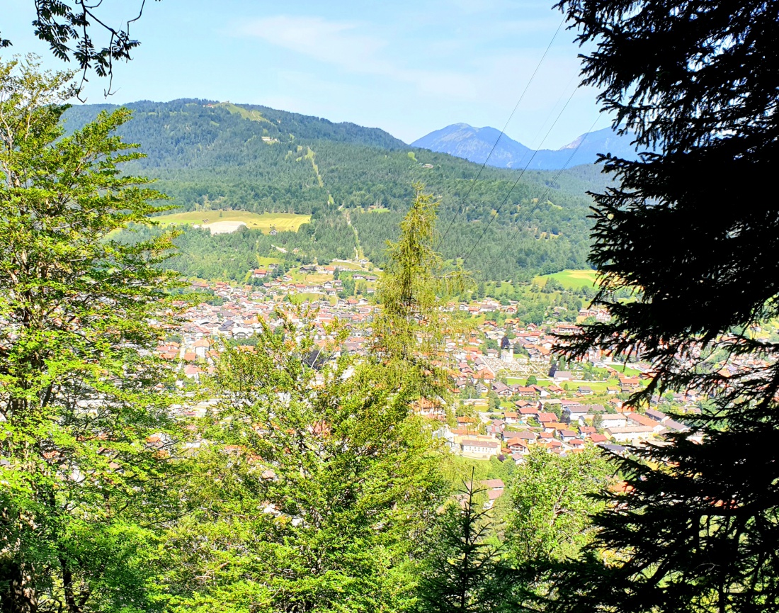 Foto: Martin Zehrer - Der Blick auf Mitterwald, vom unteren Drittel des Aufstiegs zur Mittenwalder Hütte aus gesehen. 