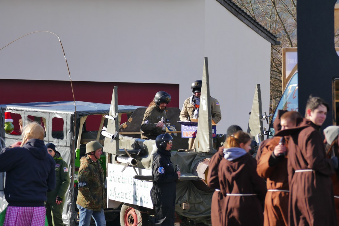 Foto: Martin Zehrer - Luft-Einsatz???<br />
<br />
44. Faschingszug durch Waldeck am 7. Februar 2016!<br />
<br />
Tanzen, lachen und Gaudi machen ;-)<br />
<br />
Viele Gaudiwagen und unzählige Besucher trafen in Waldeck  