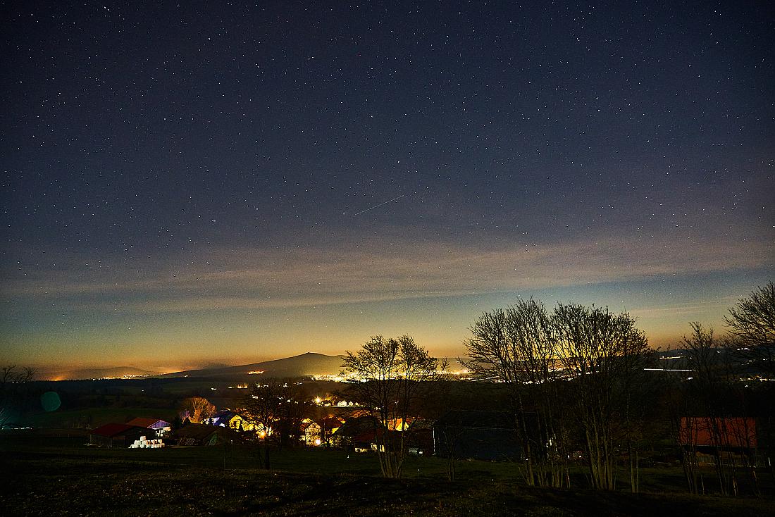 Foto: Martin Zehrer - Nachtblick über Erdenweis in Richtung Neusorg... 