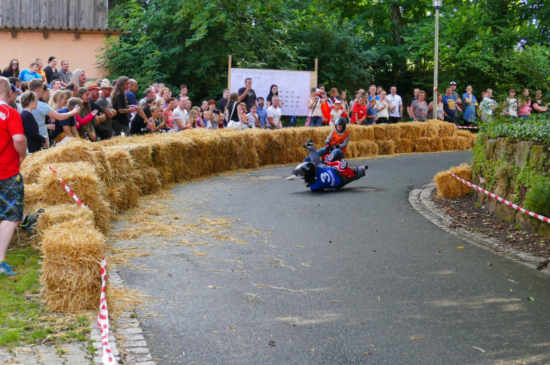 Foto: Martin Zehrer - Genial - Die legendären Bobbycar Meisterschaft in Preißach. <br />
"Den of Vice" veranstaltete heute das 3. Bobbycar-Rennen durch die Ortschaft Preißach. <br />
Zig Starter rasten  