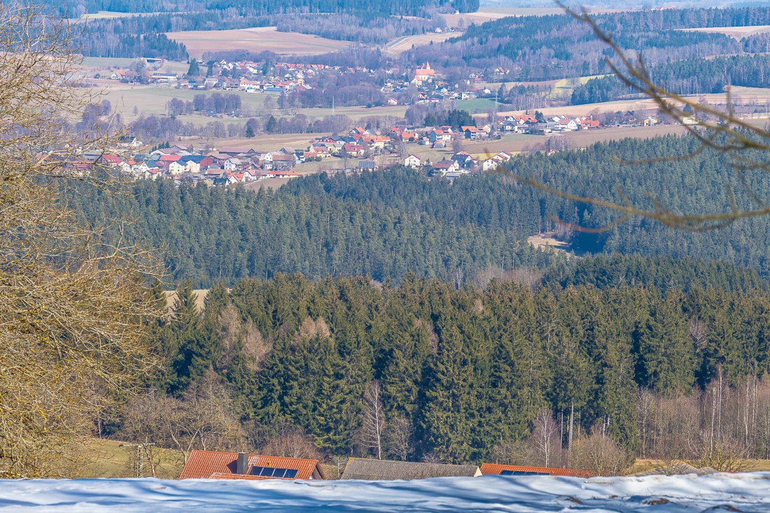 Foto: Martin Zehrer - Am unteren Bildrand zu erkennen: Schnee...<br />
Während in Richtung Pullenreuth schon alles grünt, liegt auf dem Armesberg in den Schattenflächen noch ein wenig Schnee.<br />
<br />
7. 