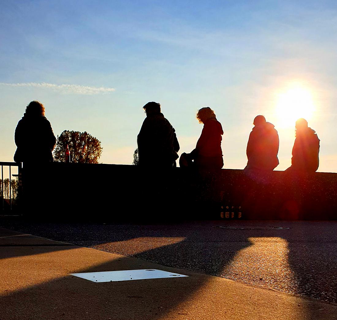 Foto: Martin Zehrer - 25. Oktober 2020 - die Menschen genießen die warme Herbst-Sonne im Ort Weltenburg... 