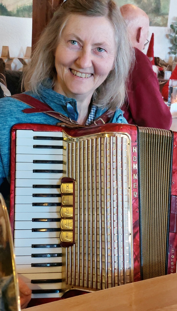 Heute gabs zünftige Musik im Mesnerhaus auf dem Armesberg. 
Es trafen sich zahlreiche Musikanten und ab 14 Uhr wurde dann aufgespielt.
